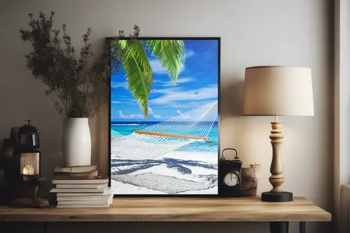 Relaks na tropikalnej plaży w błękicie pomiędzy palmami