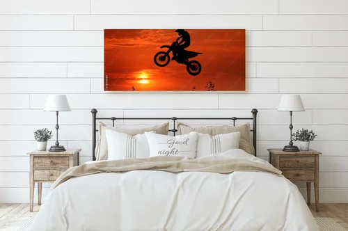 Motocross w romantycznym blasku zachodu słońca