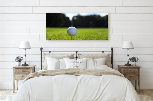 Radość z gry w golf w naturalnym krajobrazie
