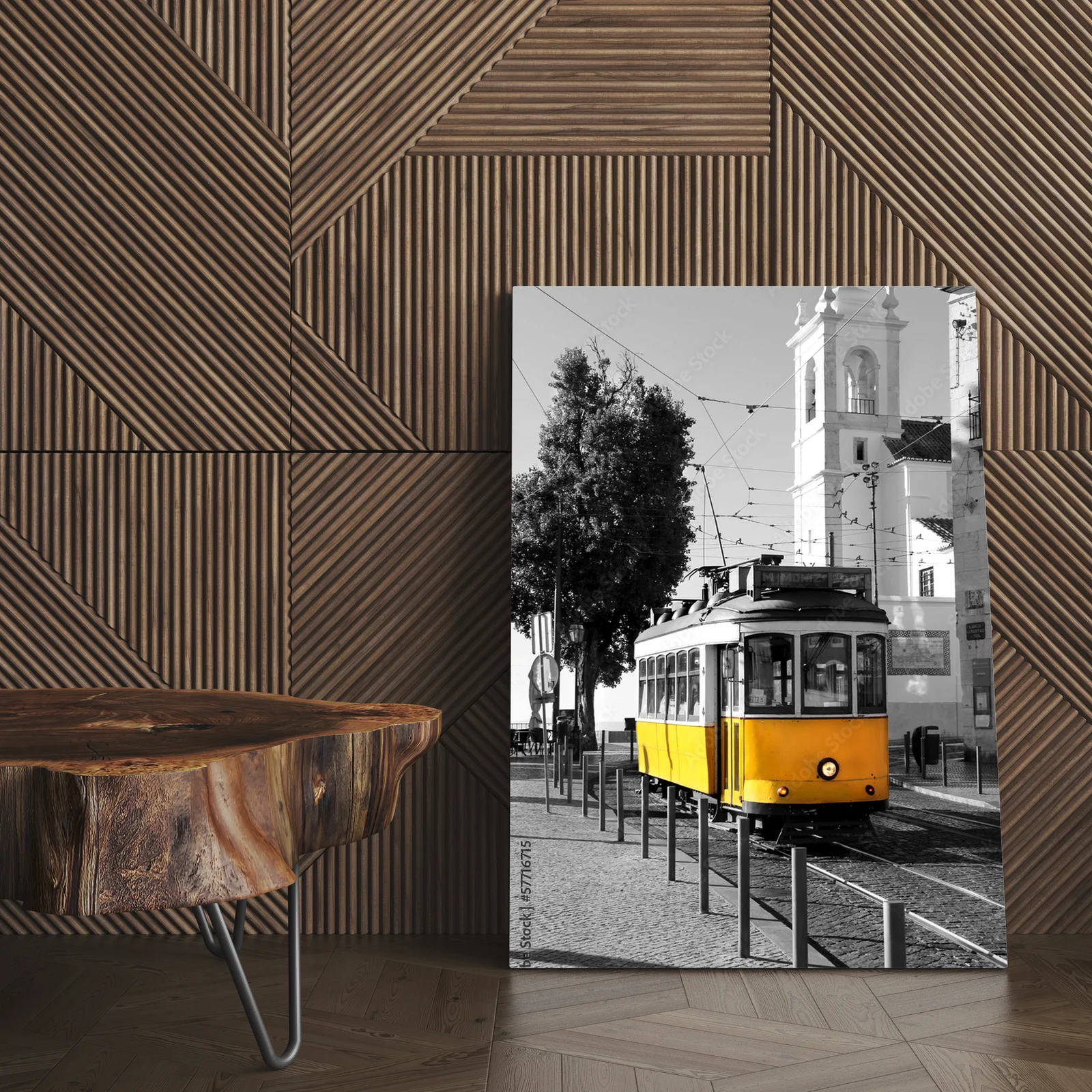 Uroklisbona: żółty tramwaj na tle monochromu