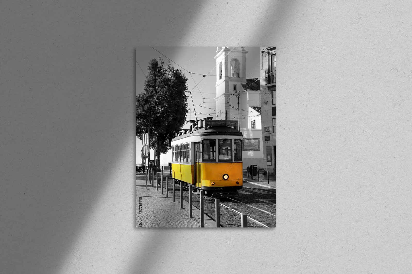 Uroklisbona: żółty tramwaj na tle monochromu