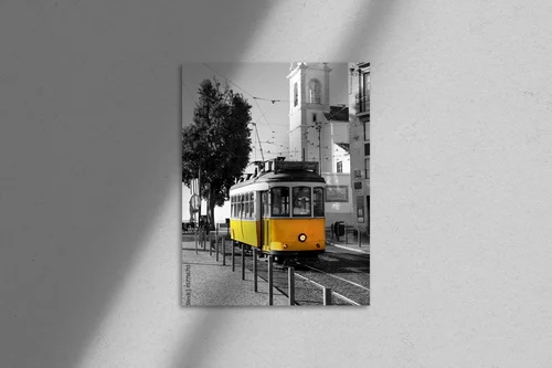 Uroklisbona: żółty tramwaj na tle monochromu