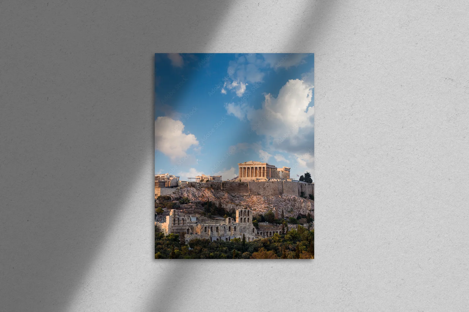 Imponujący Parthenon w bluźniących odcieniach nieba