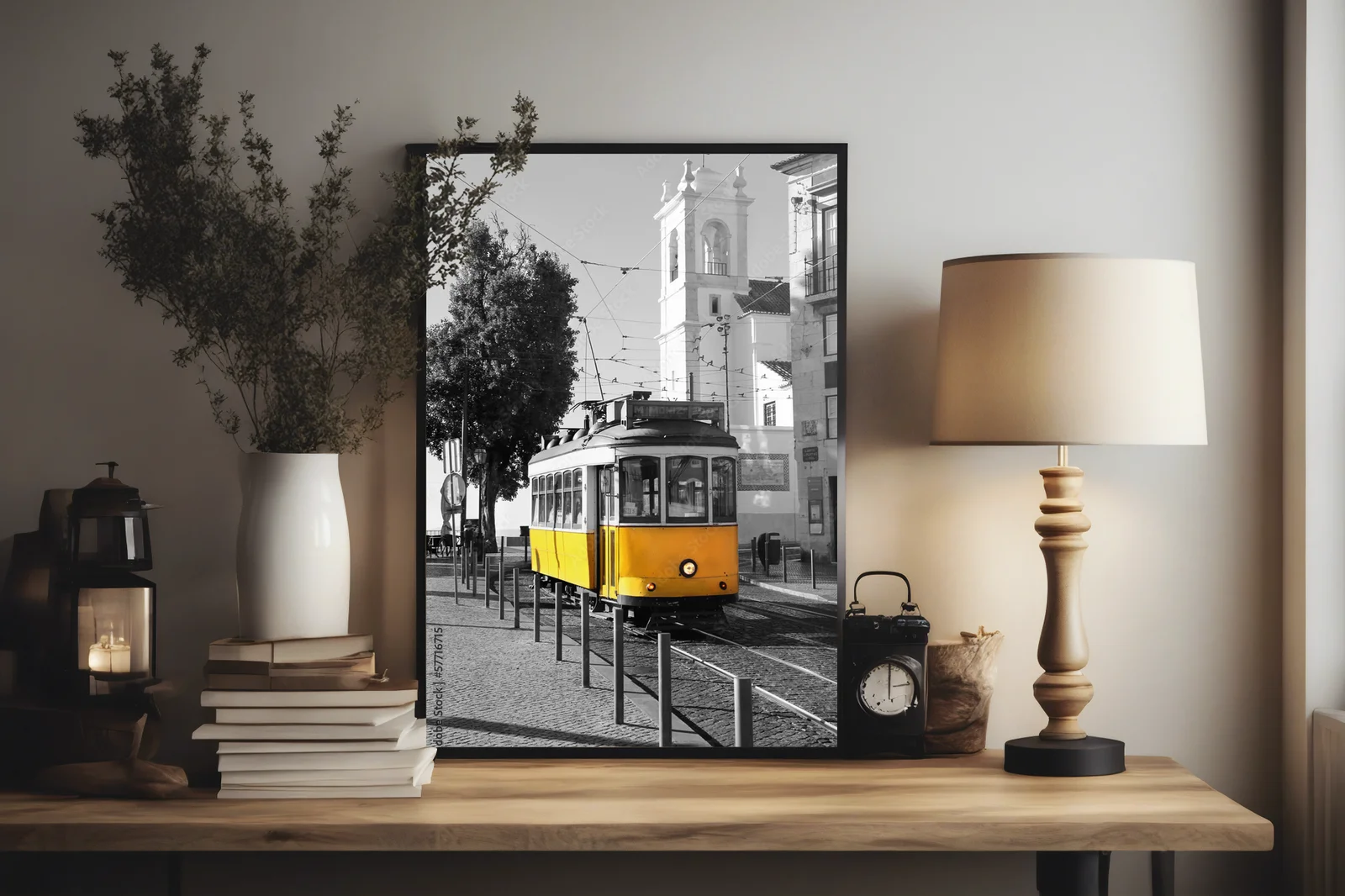 Uroklisbona: żółty tramwaj na tle monochromu
