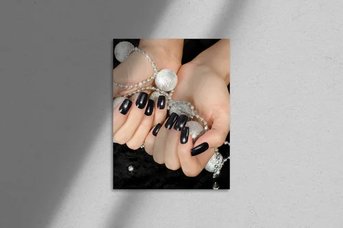 Czerń elegancji: ręka z lśniącym manicure