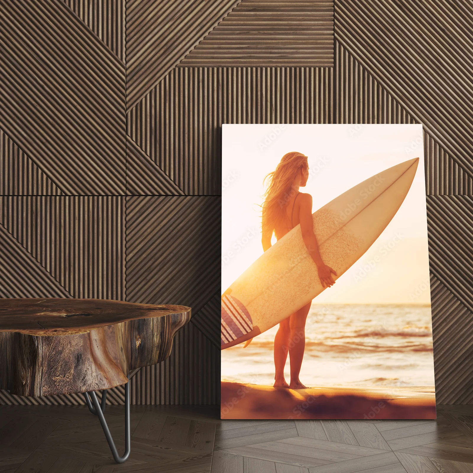 Surferka w zachodzie słońca na hawajskiej plaży
