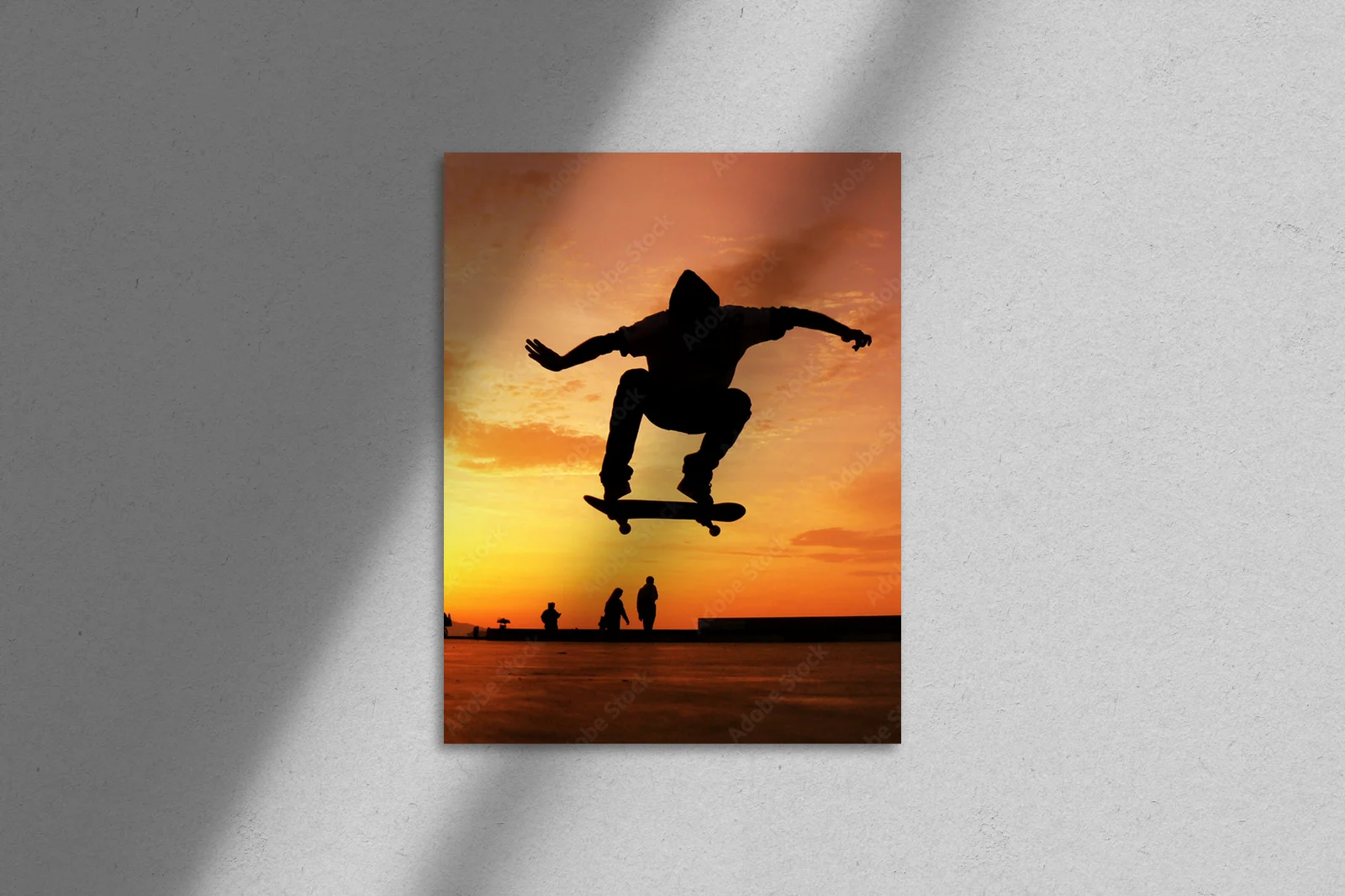 Skateboard na tle miejskiego zachodu słońca
