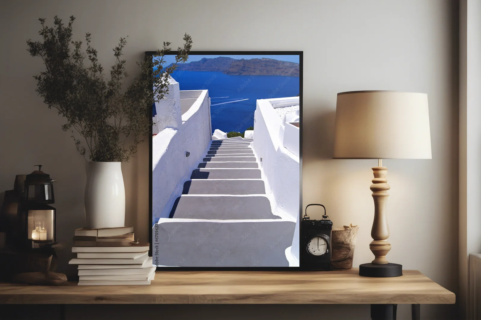 Klasyczna biel schodów na tle błękitu Santorini