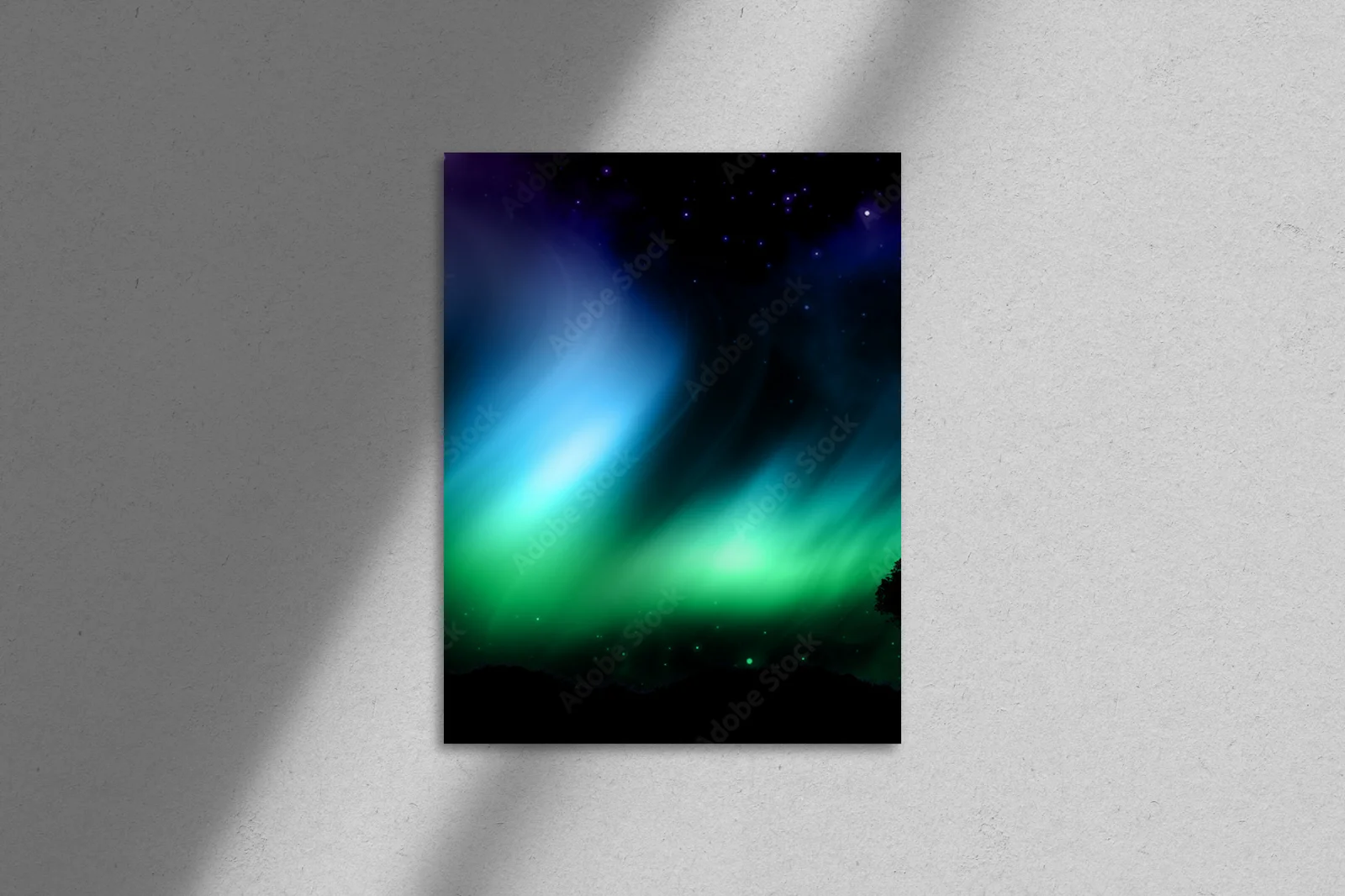Nocne niebo z aurorą nad leśnymi sylwetkami