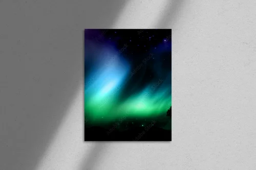 Nocne niebo z aurorą nad leśnymi sylwetkami