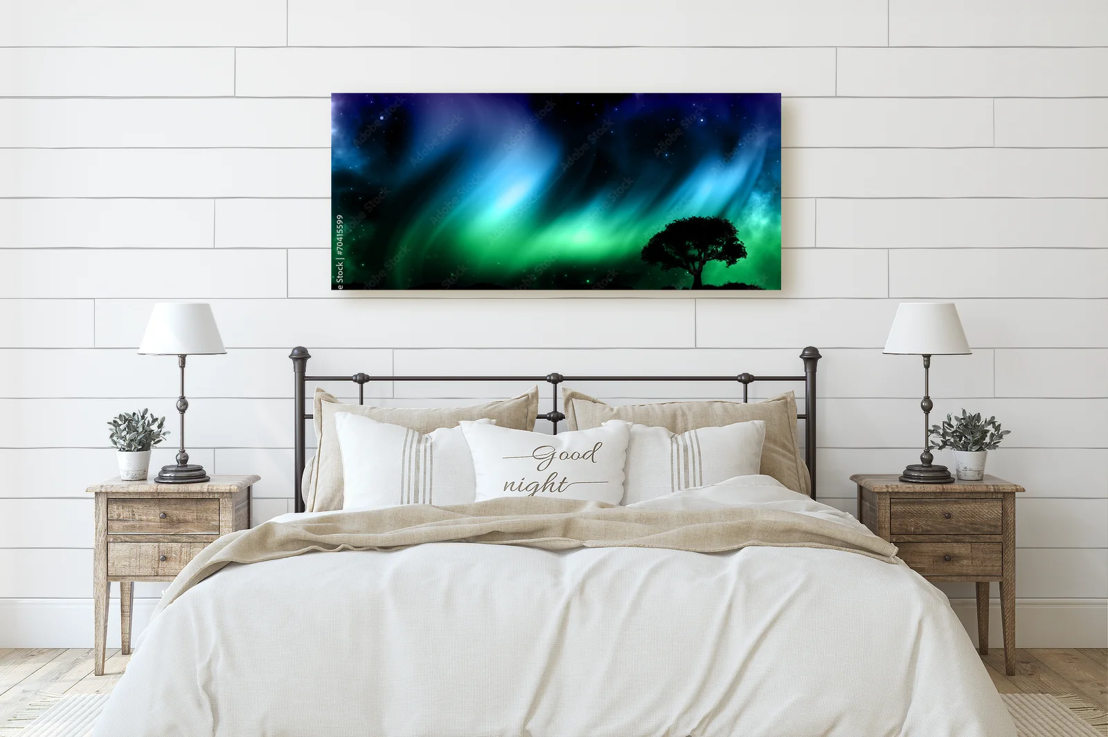 Nocne niebo z aurorą nad leśnymi sylwetkami