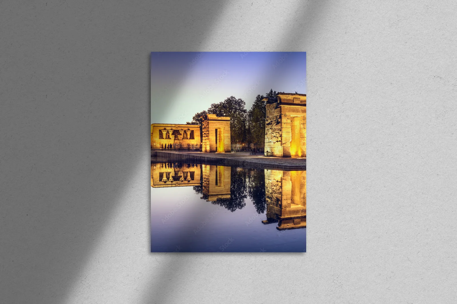 Zjawiskowy świątynia Debod w błękicie nieba