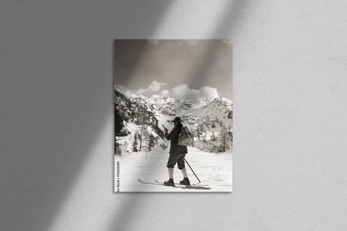 Vintage narciarskie wspomnienia w monochromatycznych tonach