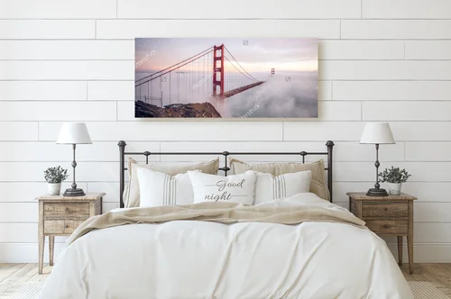 Eteryczna mgła nad Złotą Bramą w San Francisco