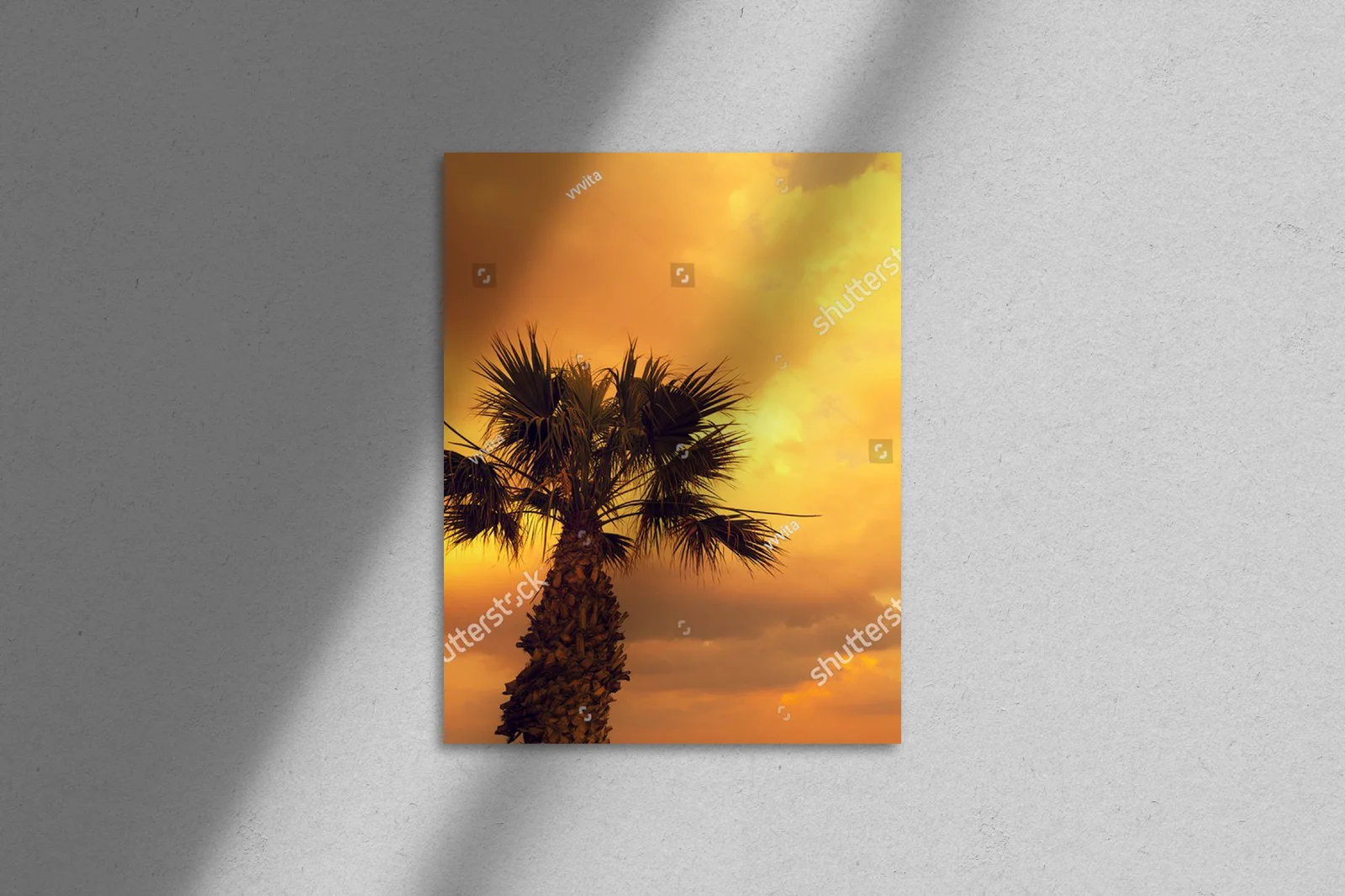 Tropikalna magia palm w złotej scenerii