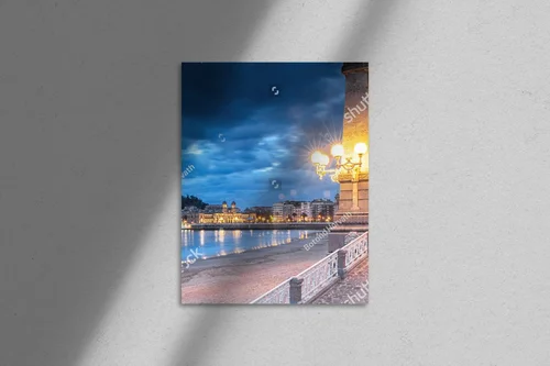 Nocna panorama San Sebastian w morskiej gamie