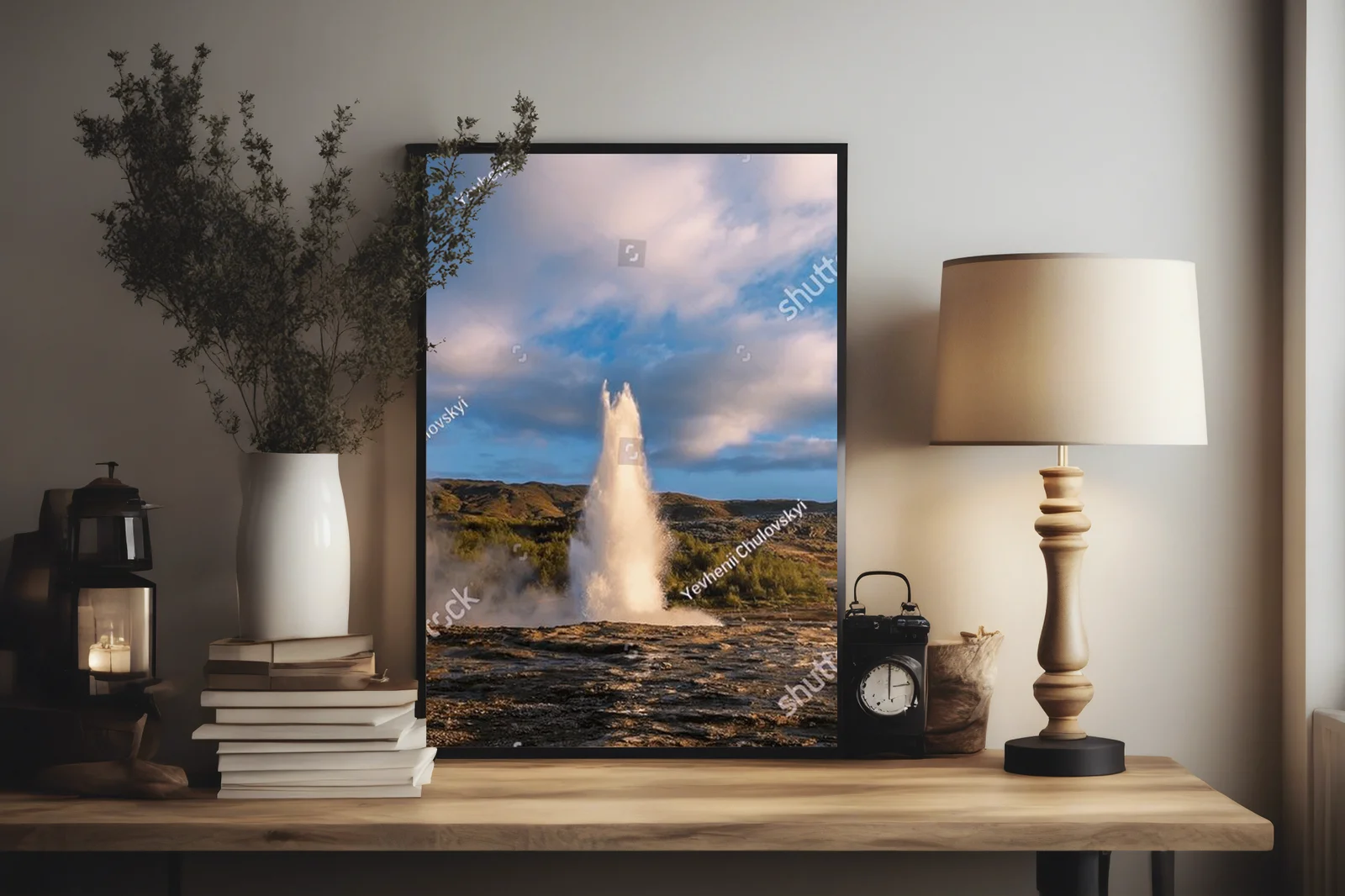 Zjawiskowa erupcja gejzeru Strokkur w zachodzącym słońcu