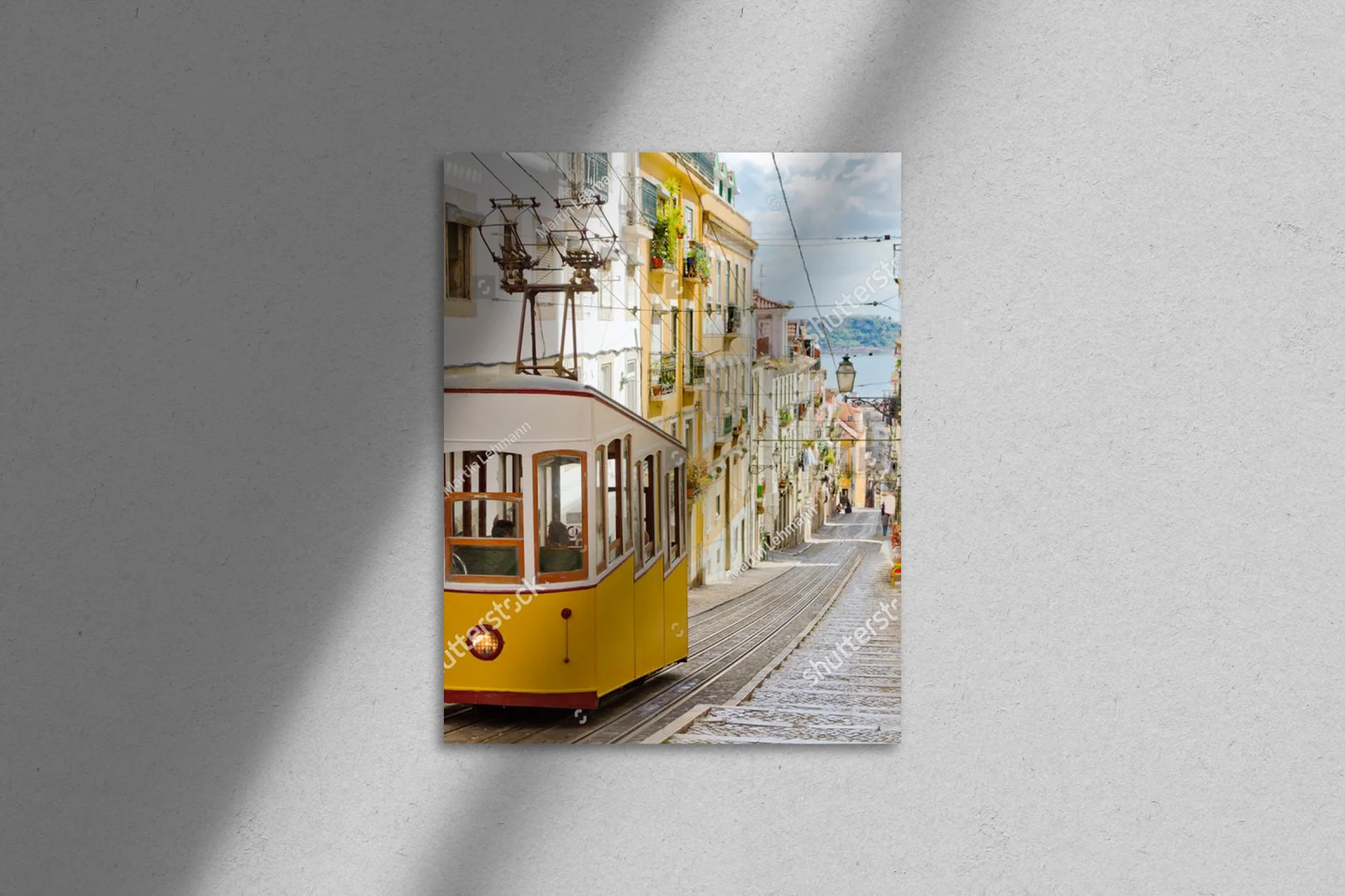 Zabytkowy tramwaj na wileńskich uliczkach