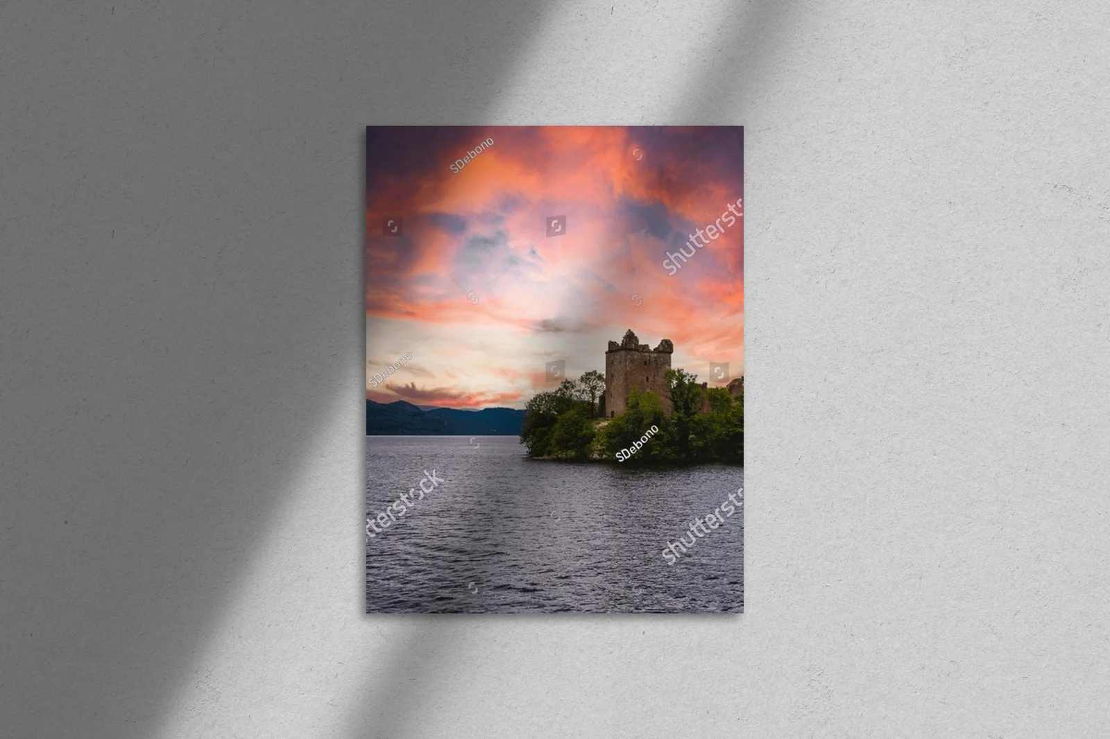 Urquhart Castle nad Loch Ness w ognistym świetle zachodu
