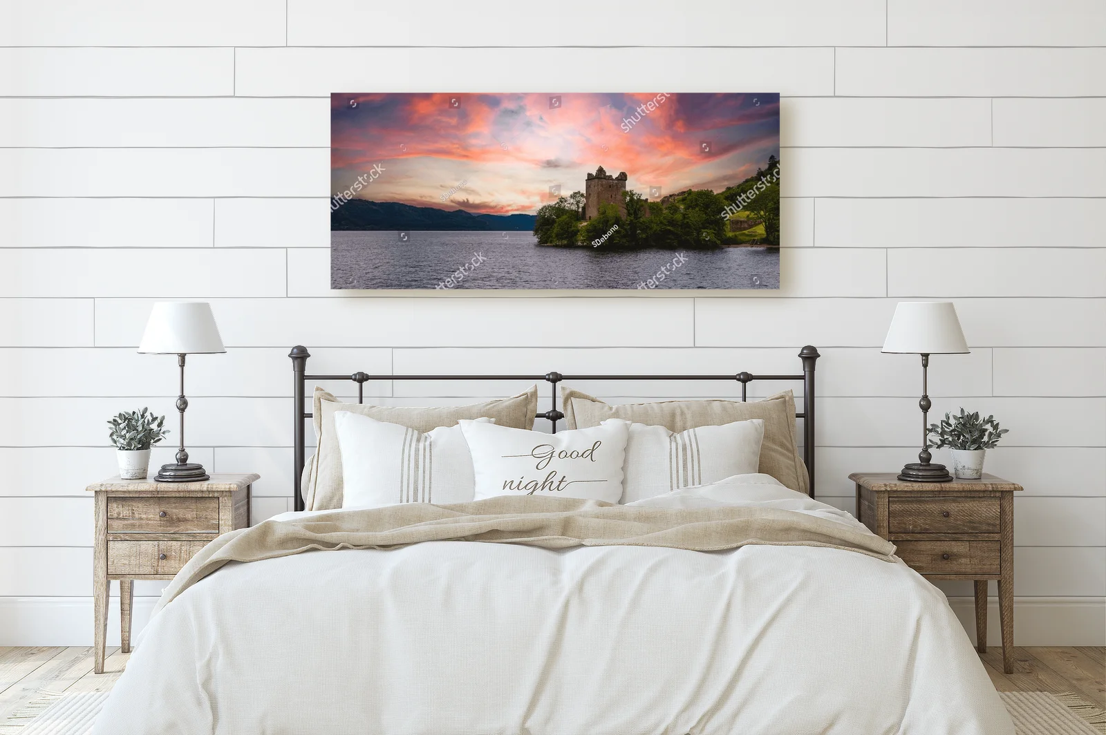 Urquhart Castle nad Loch Ness w ognistym świetle zachodu
