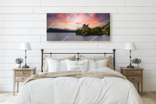 Urquhart Castle nad Loch Ness w ognistym świetle zachodu
