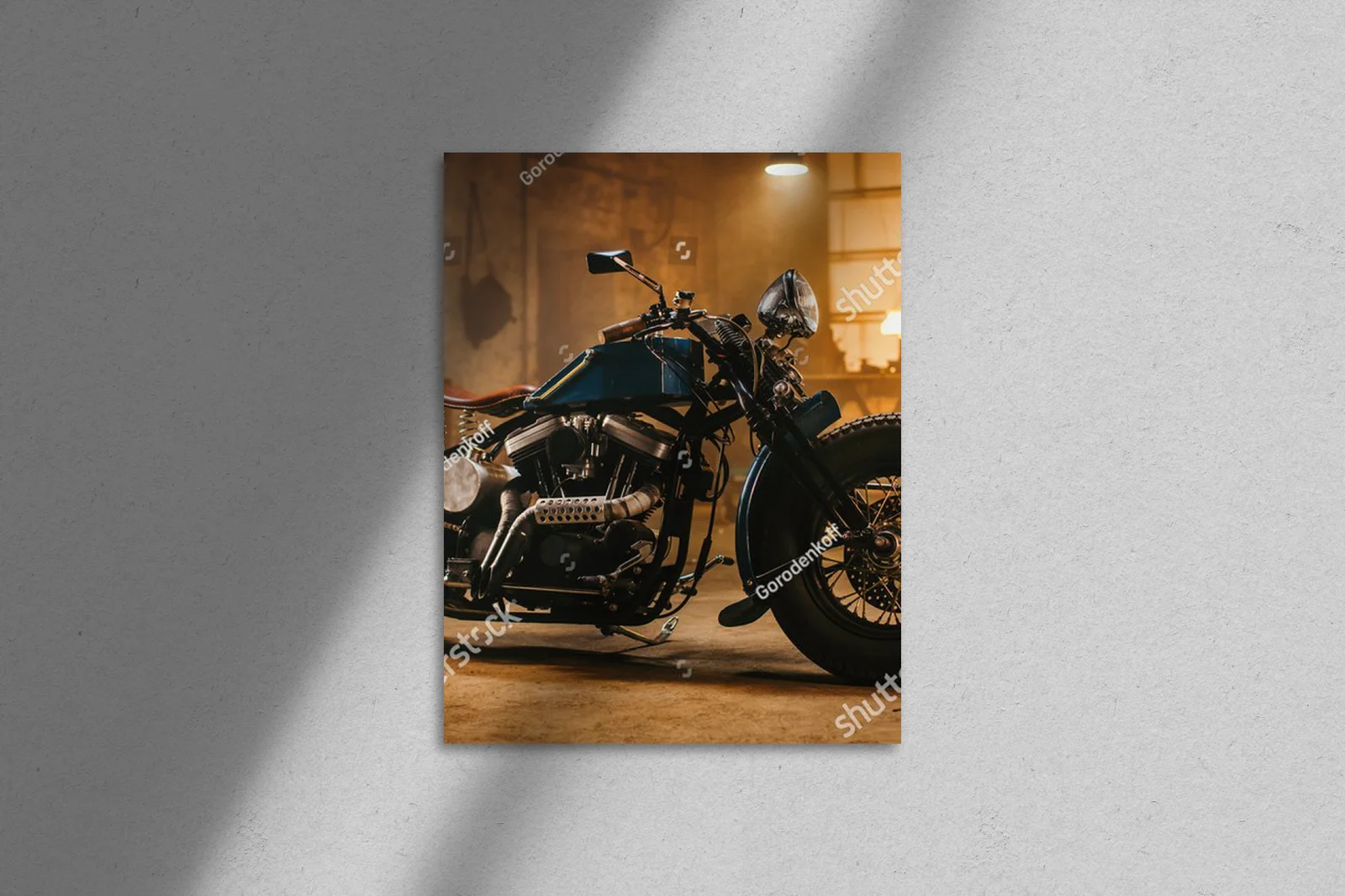 Vintage motorbike w kreatywnej przestrzeni warsztatowej