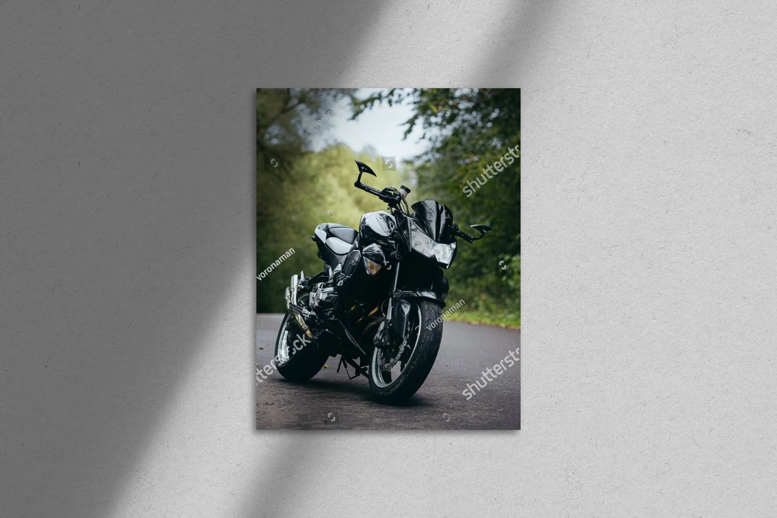 Czarne motocyklowe marzenia w leśnym szlaku