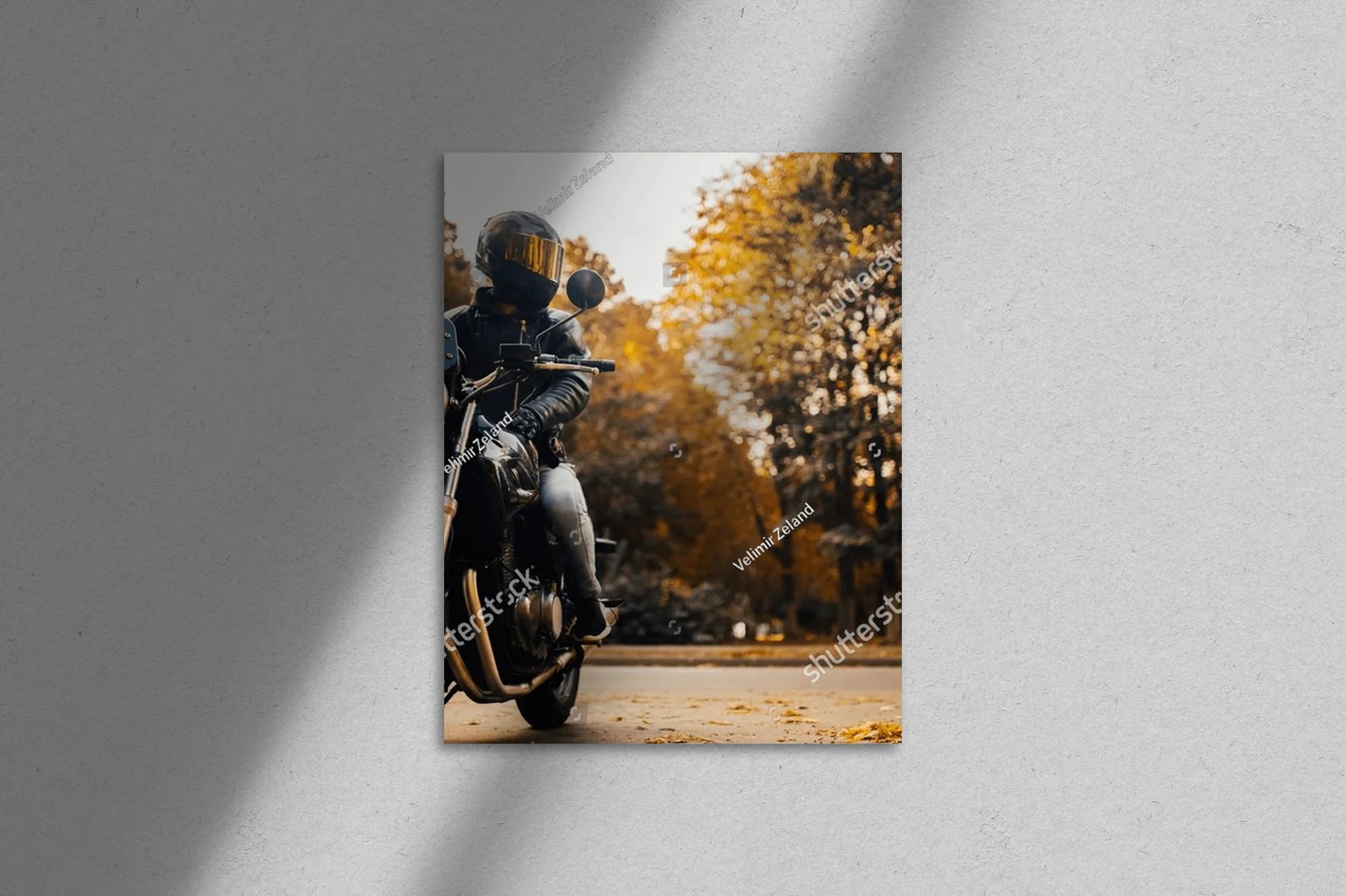 Stylowy motocyklista w jesiennych barwach