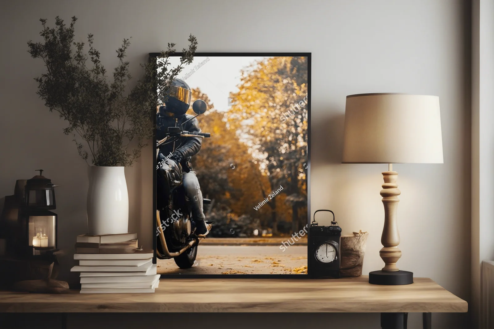 Stylowy motocyklista w jesiennych barwach