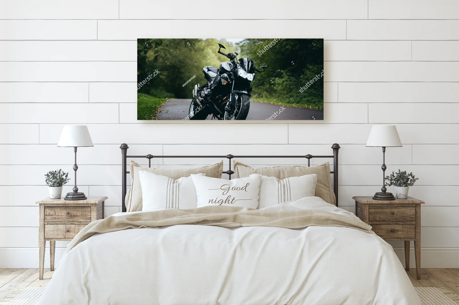 Czarne motocyklowe marzenia w leśnym szlaku