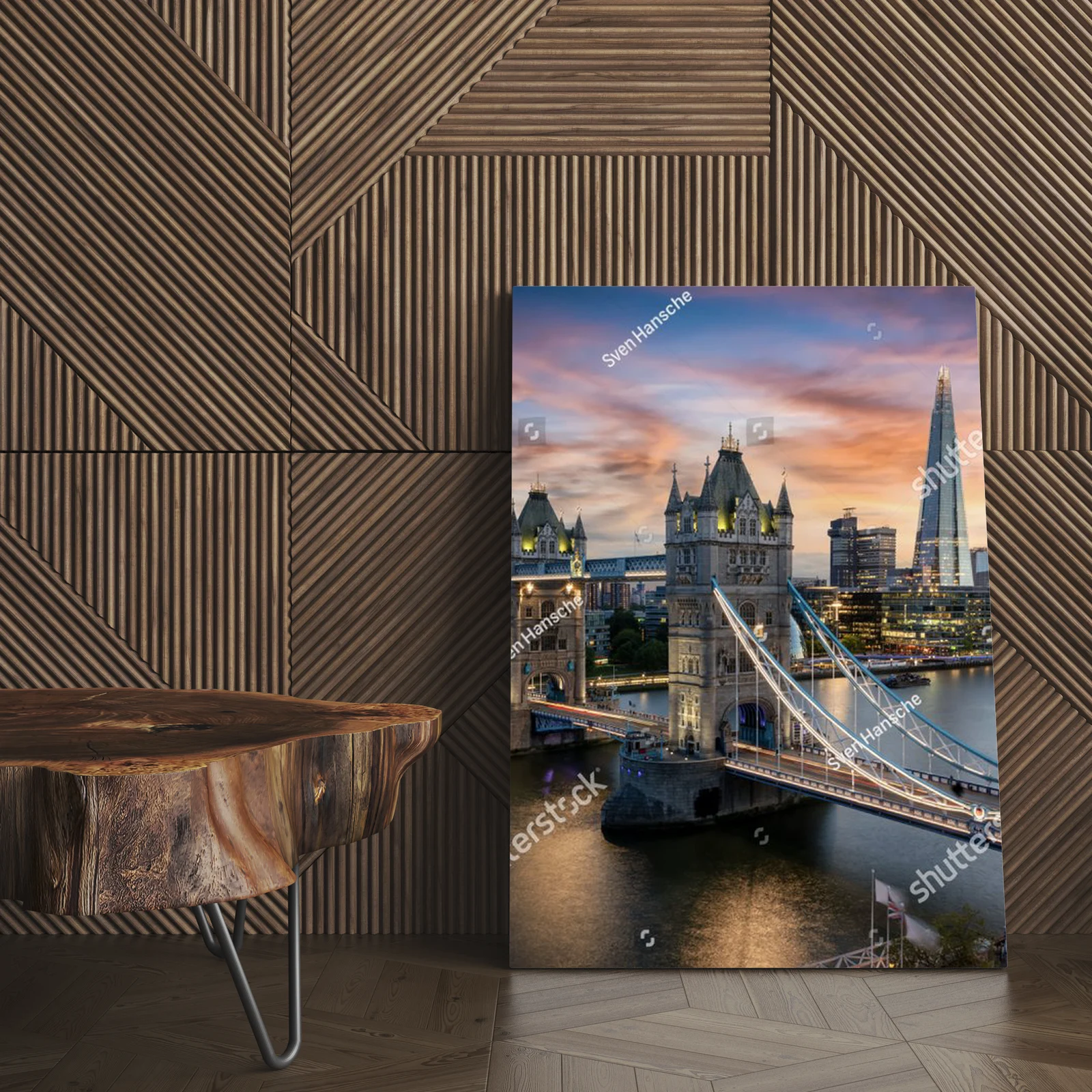 Nocna panorama Londynu z iluminowanym Tower Bridge