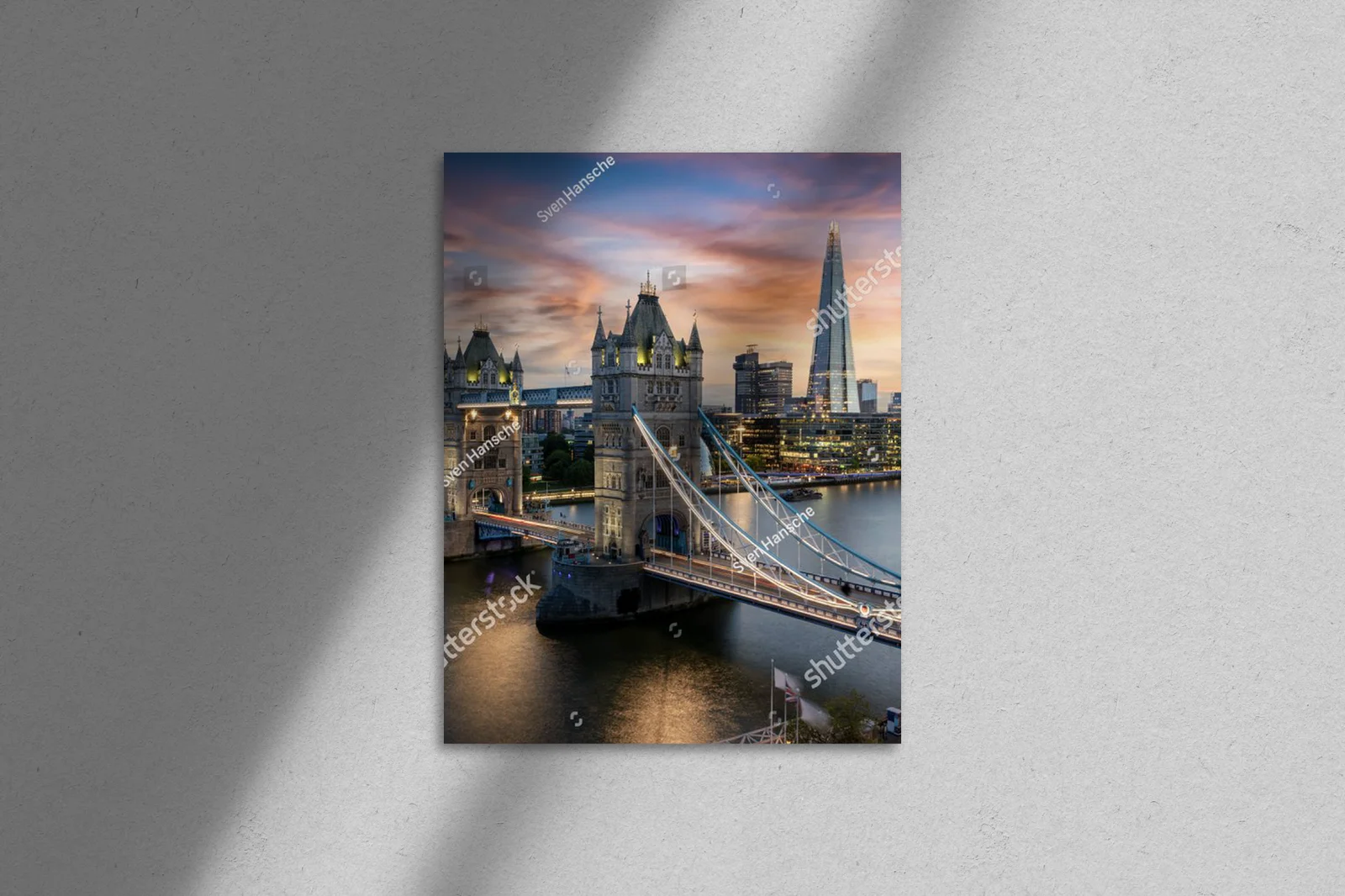 Nocna panorama Londynu z iluminowanym Tower Bridge