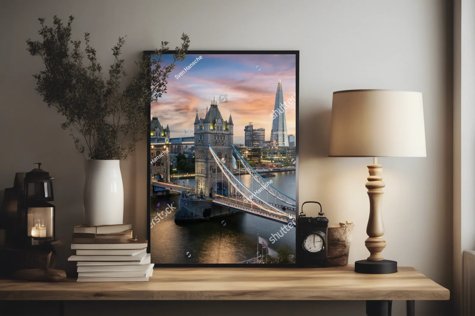 Nocna panorama Londynu z iluminowanym Tower Bridge