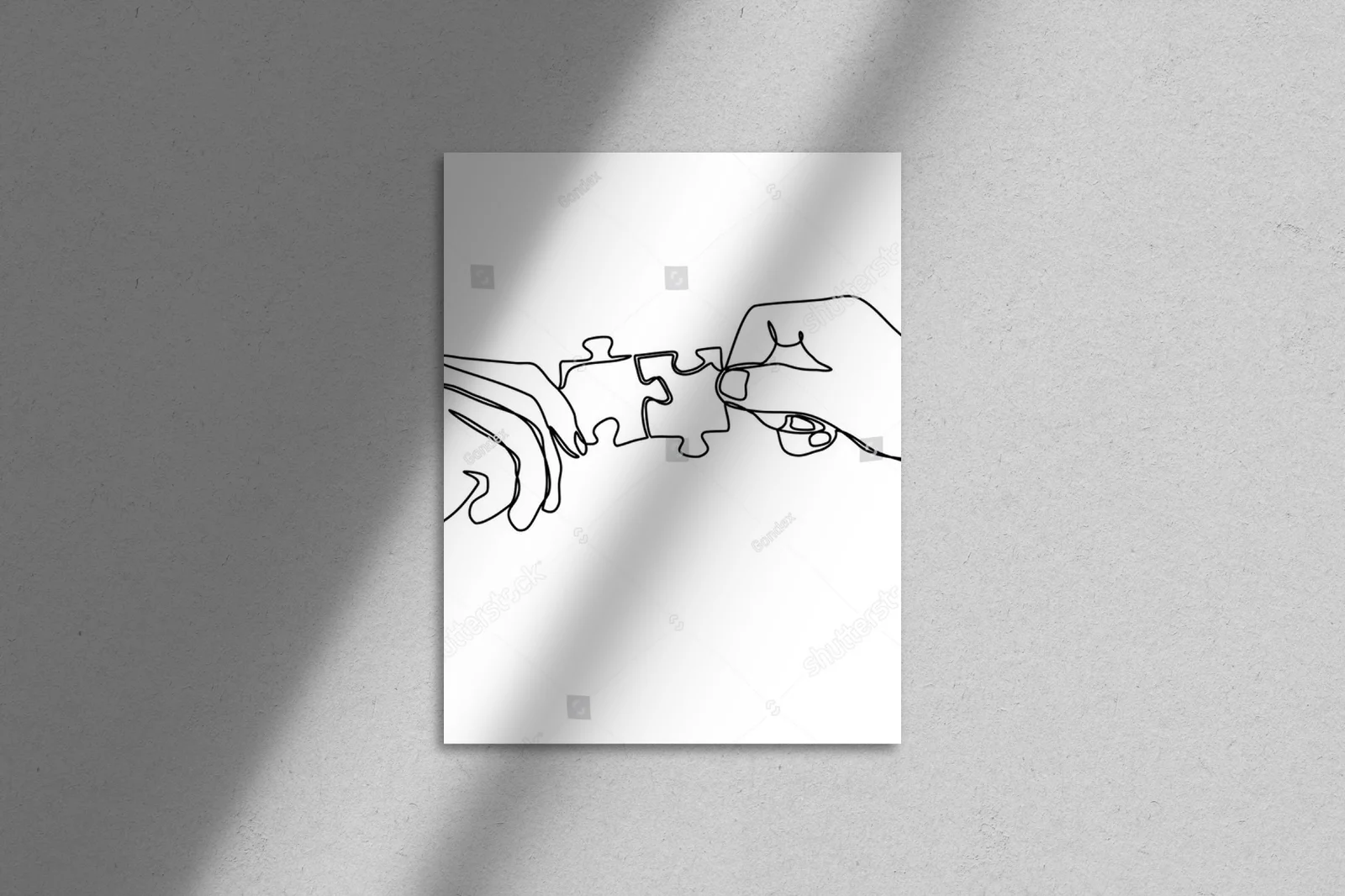 Ręce łączące puzzle w delikatnych tonacjach bieli