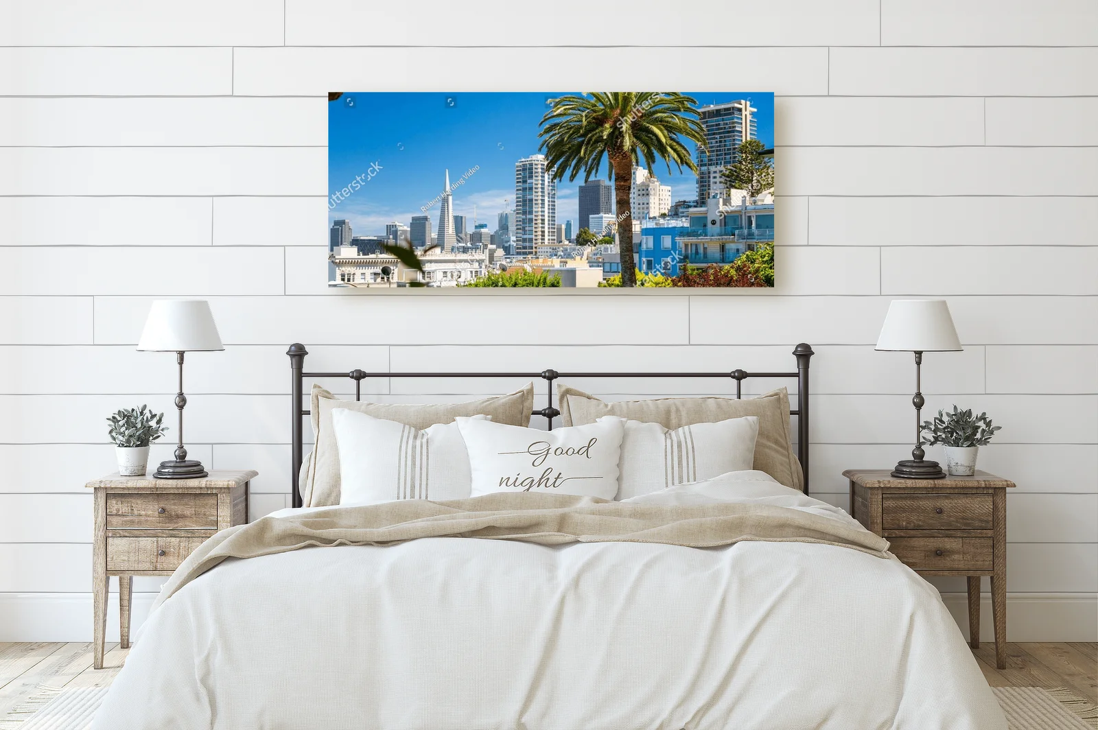 Nowoczesny pejzaż San Francisco pod palmą