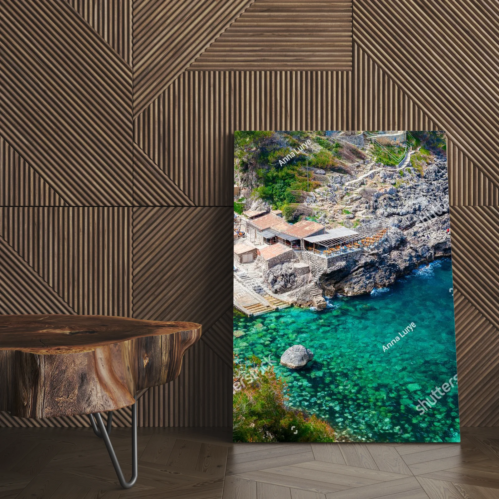 Spokojna plaża Cala de Deia w turkusowych odcieniach