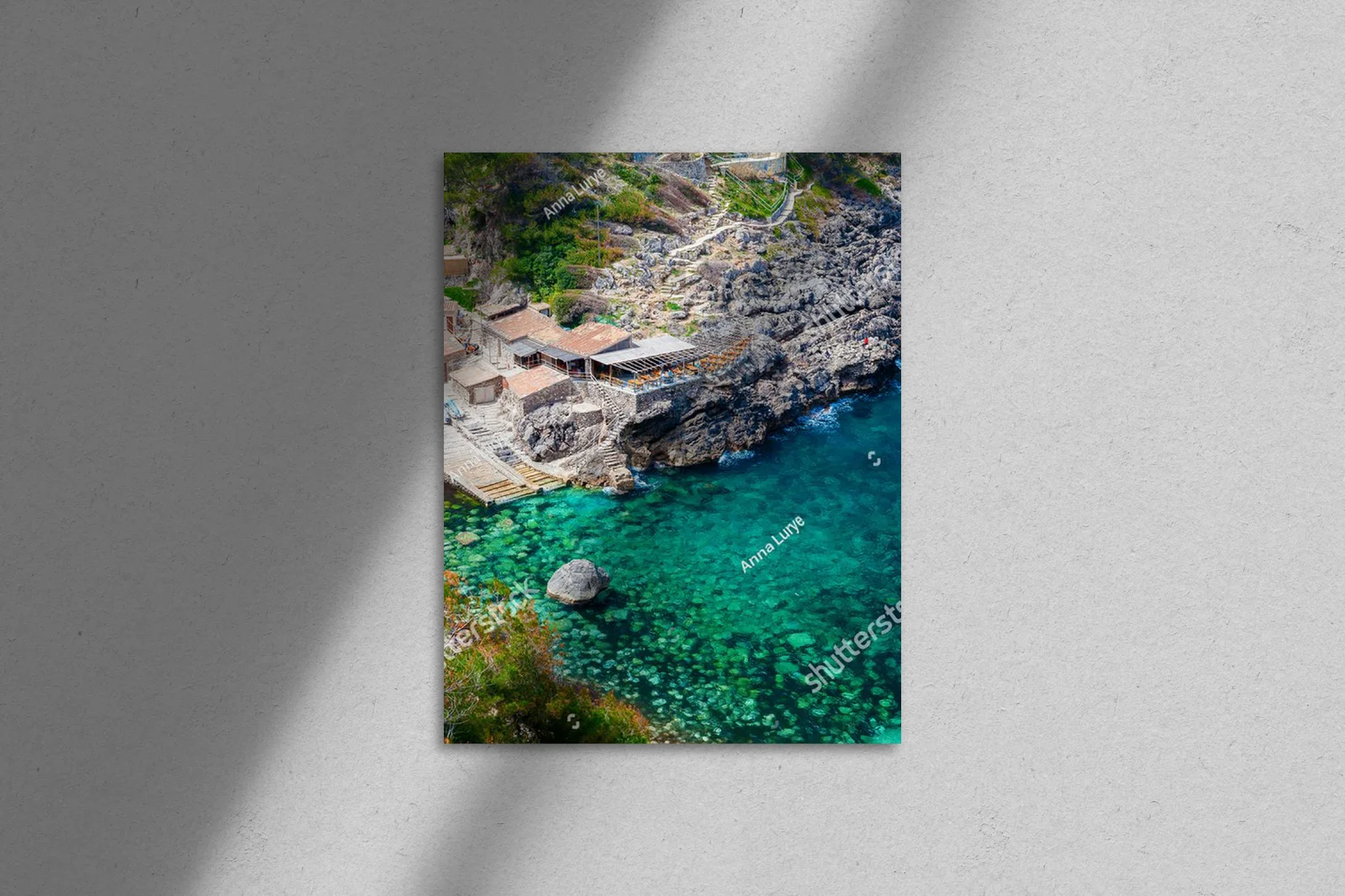 Spokojna plaża Cala de Deia w turkusowych odcieniach