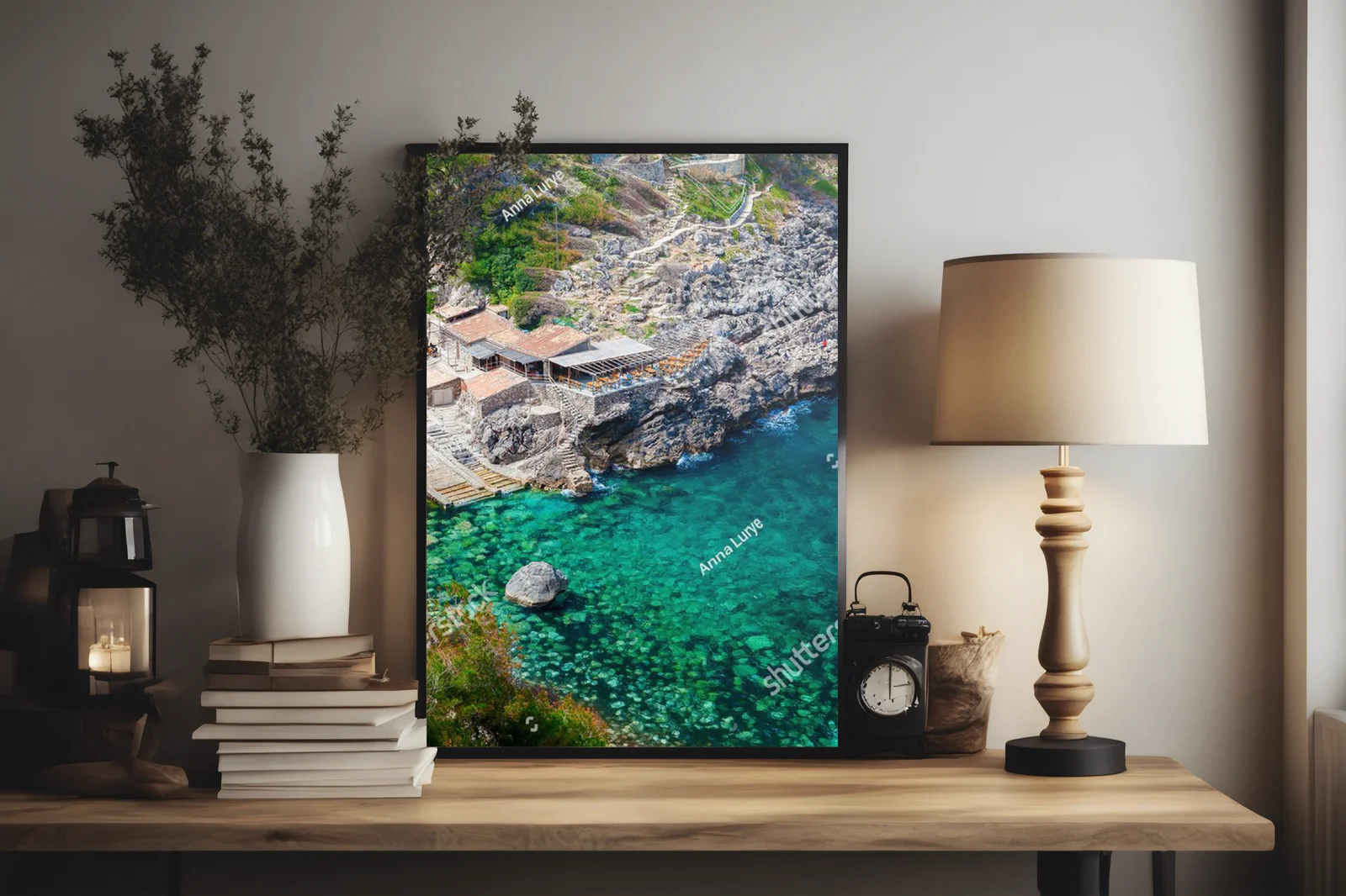 Spokojna plaża Cala de Deia w turkusowych odcieniach