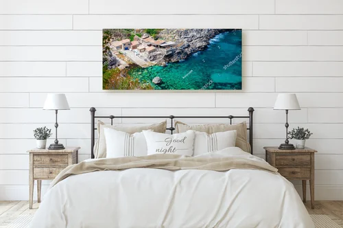 Spokojna plaża Cala de Deia w turkusowych odcieniach