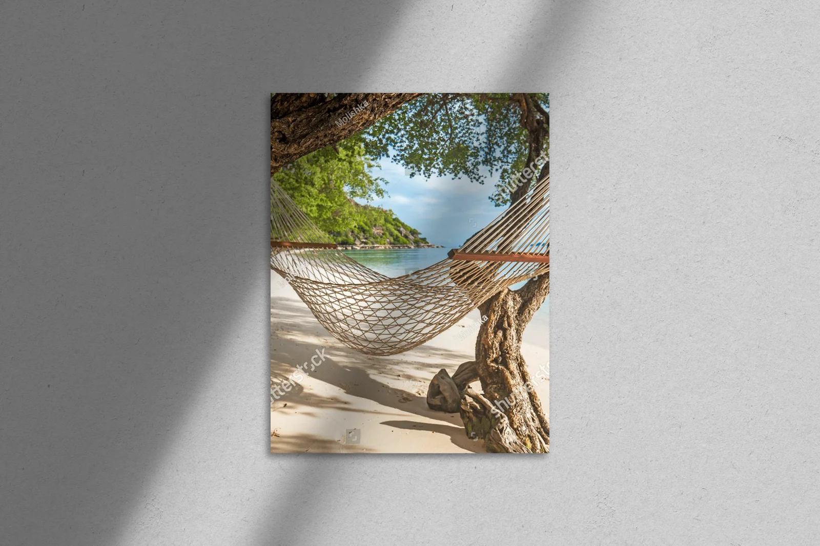 Tropikalny raj na plaży z huśtawką wśród palm