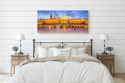 Nocna panorama Sukiennic z niebieskimi akcentami