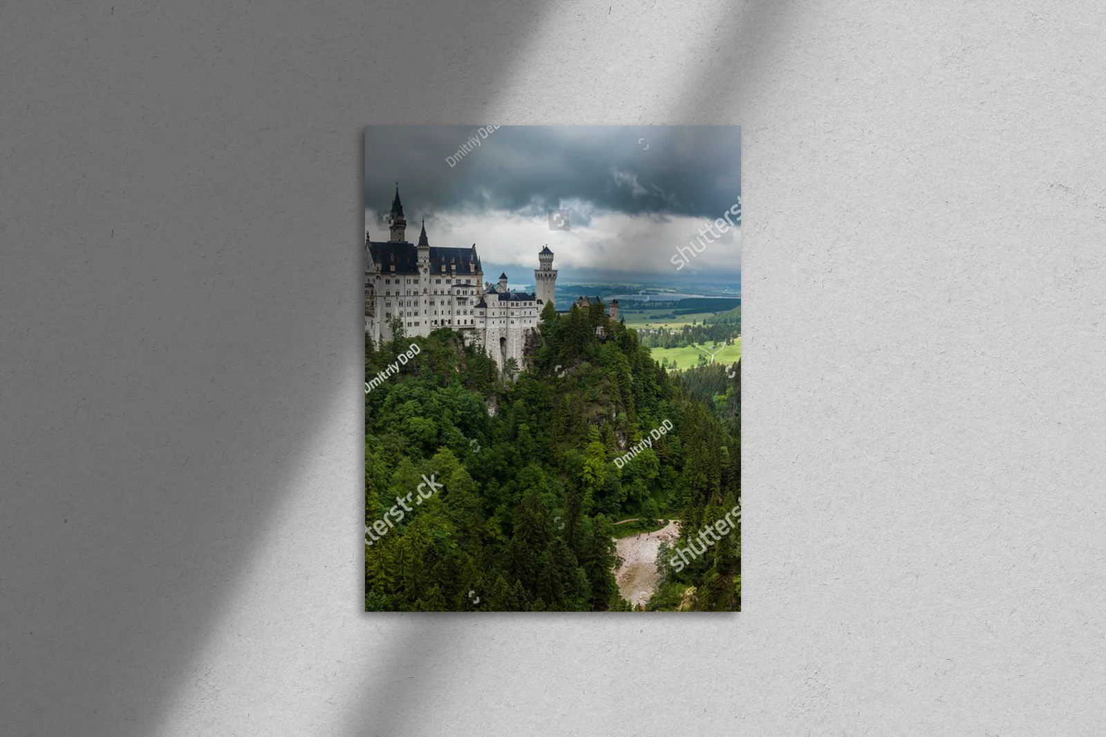 Baśniowy zamek Neuschwanstein w otoczeniu natury