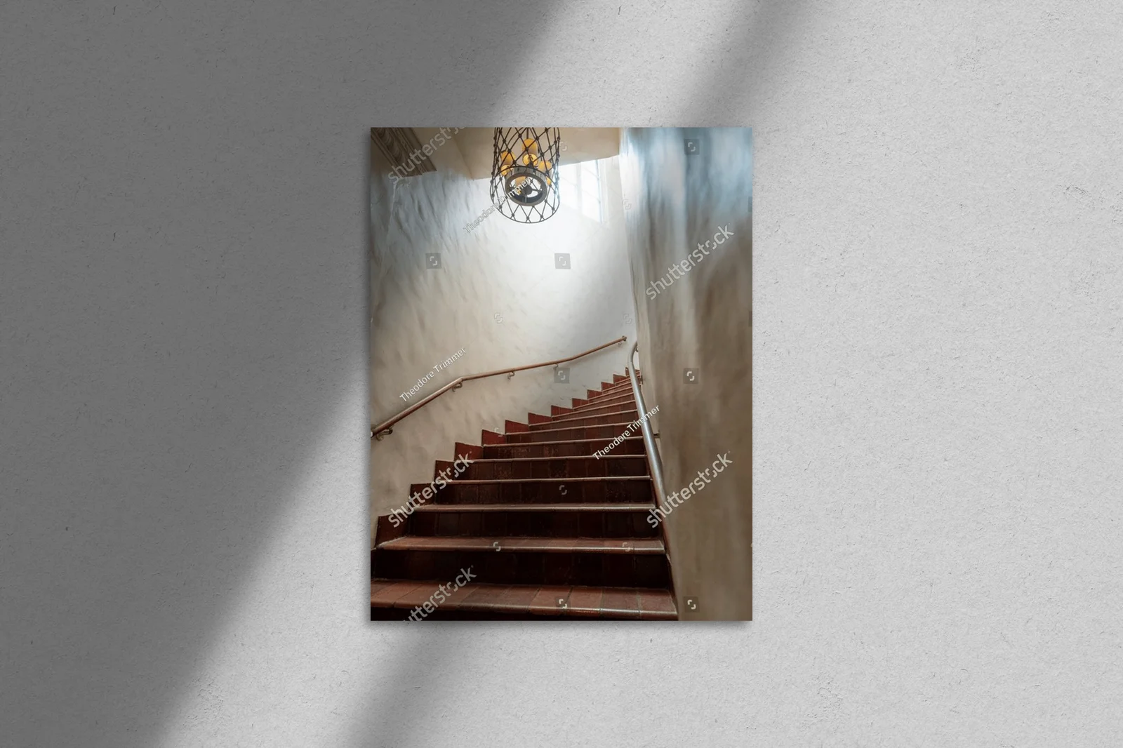 Wytworna aranżacja schodów z eleganckim żyrandolem