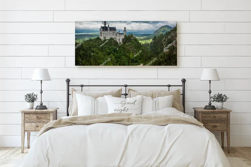 Baśniowy zamek Neuschwanstein w otoczeniu natury