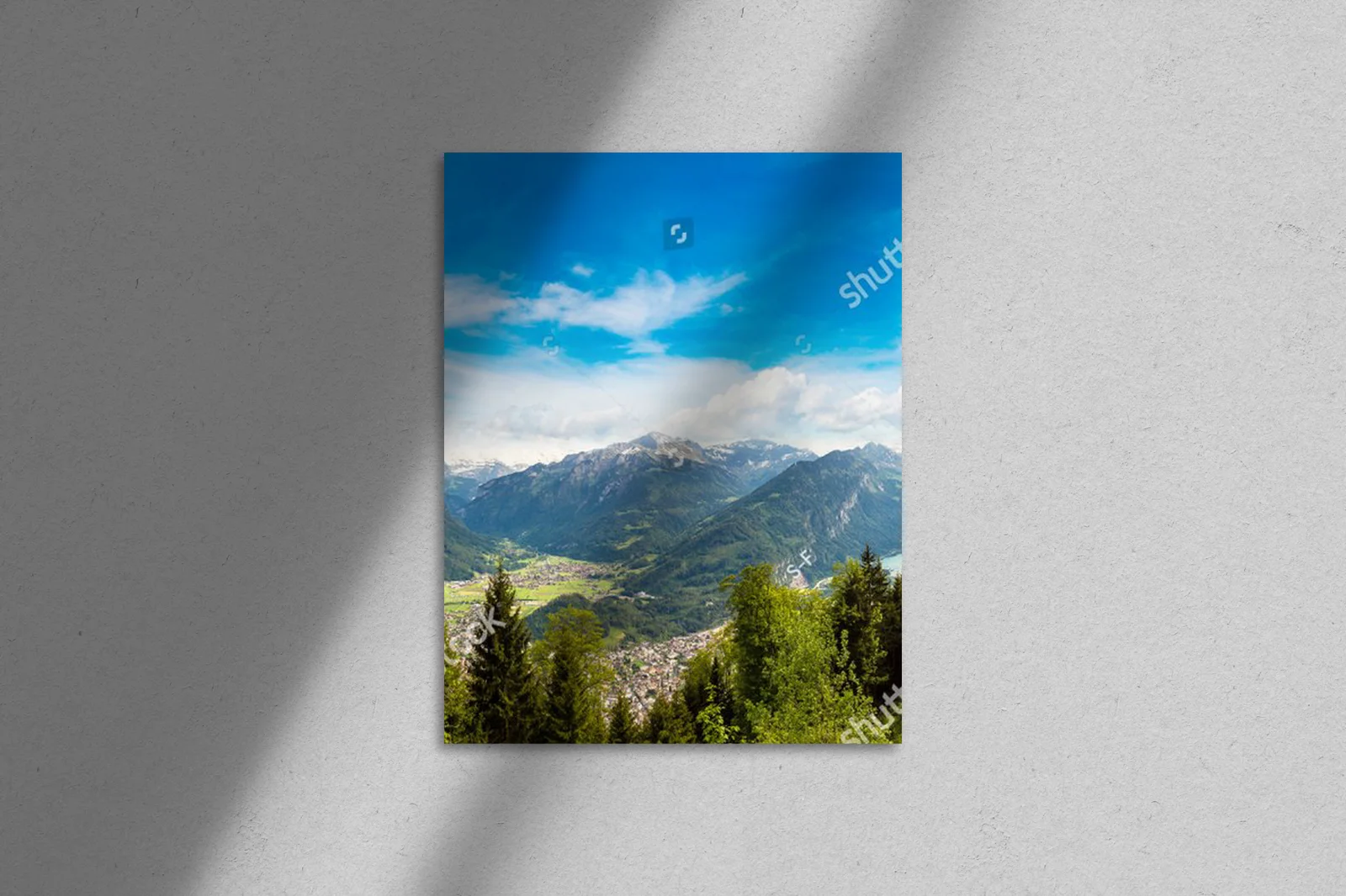 Panoramiczny widok na Interlaken w letnim słońcu
