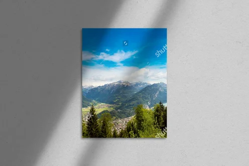 Panoramiczny widok na Interlaken w letnim słońcu