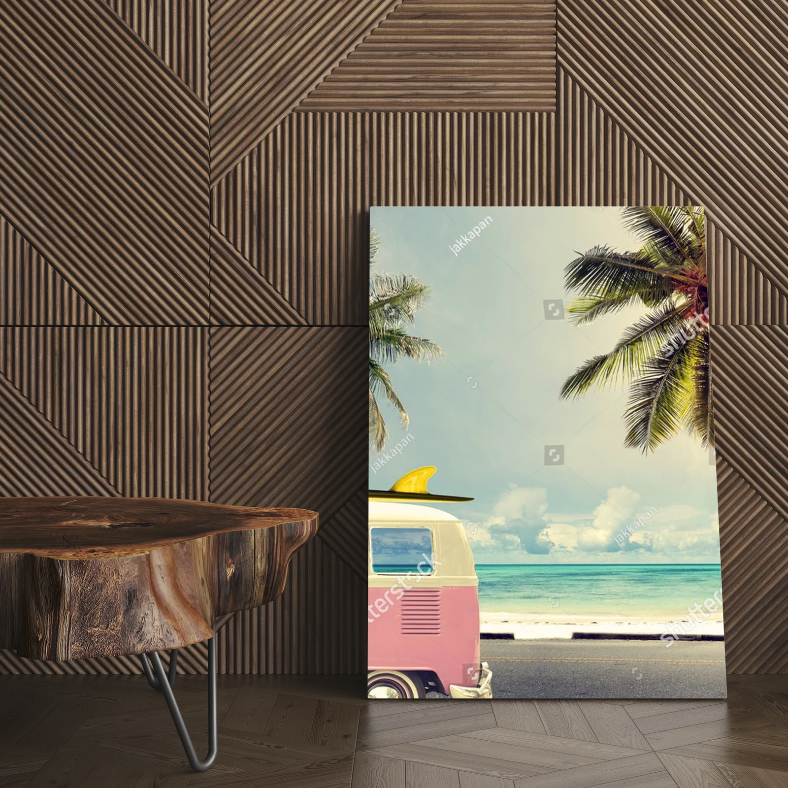 Retro samochód na plaży z deską surfingową