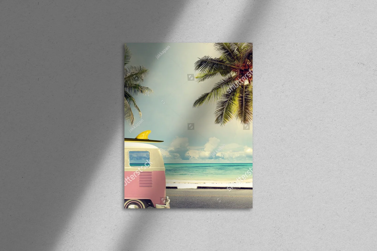 Retro samochód na plaży z deską surfingową