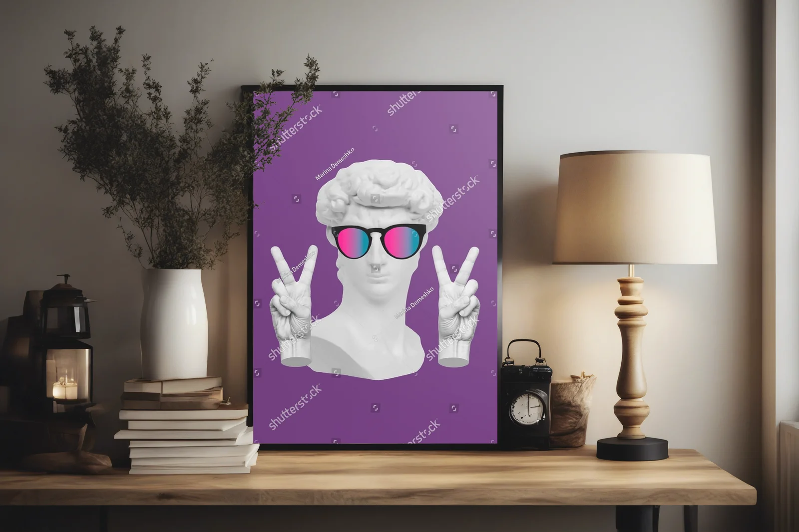 Stylowy David w kolorowych okularach na fiołkowym tle