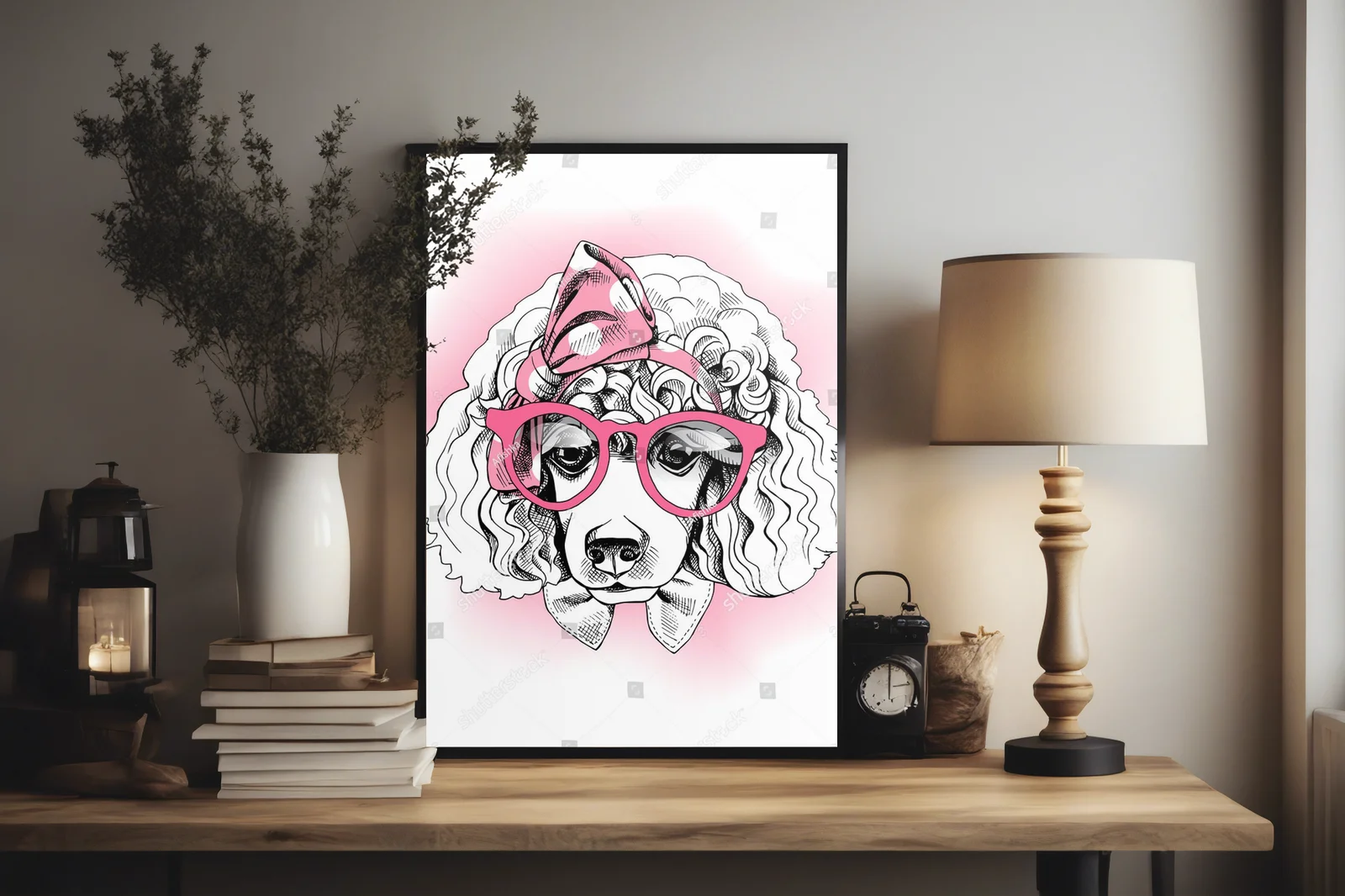 Uroczy portret poodle w różowej opasce